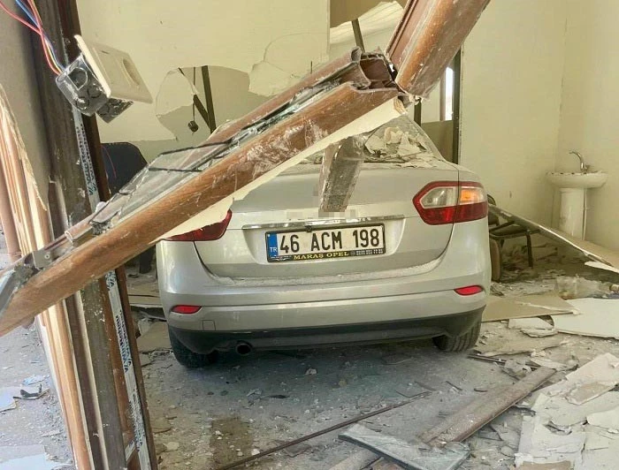 Otomobil iş yerine daldı