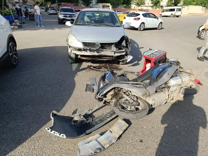 Otomobilin çarptığı motosiklet sürücüsü yaralandı