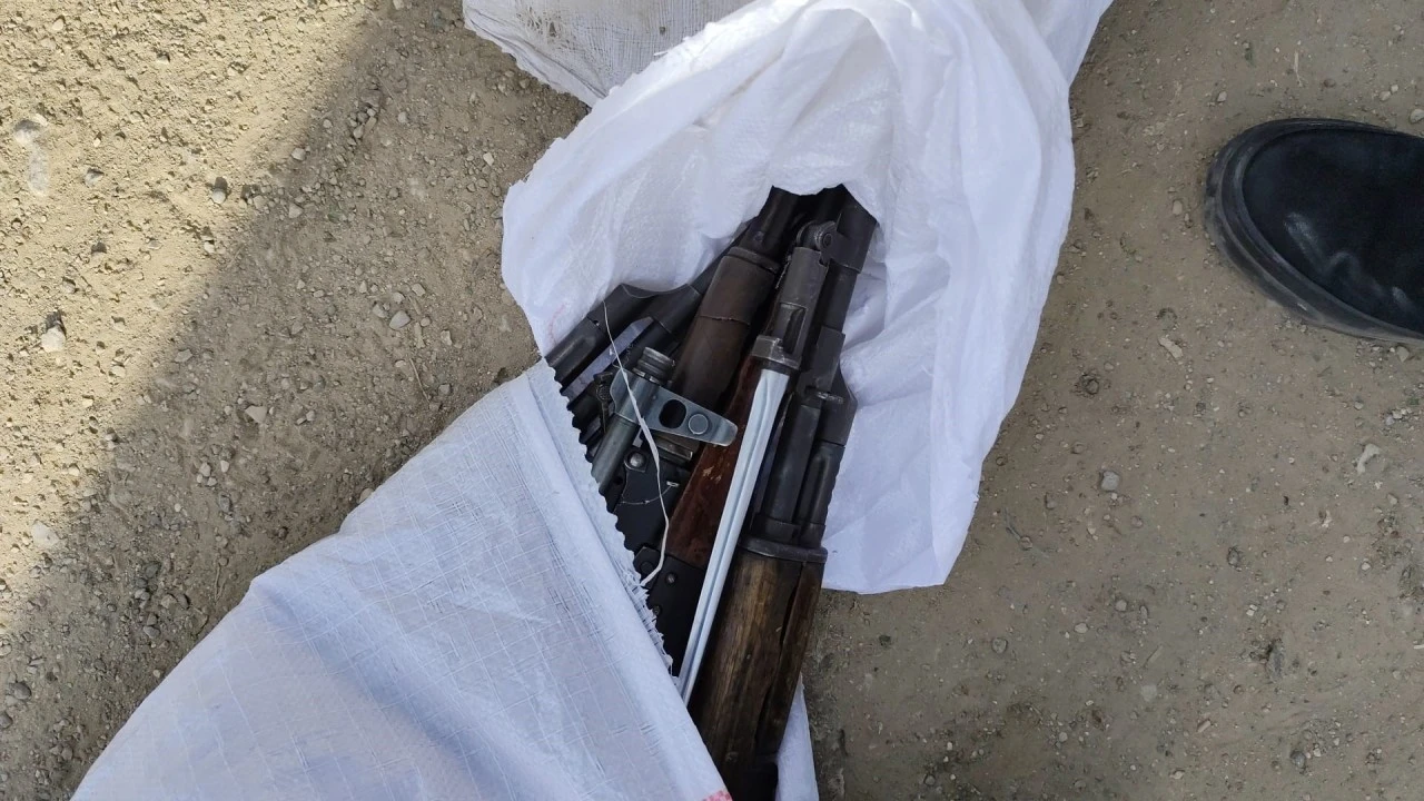 Polisten ka&ccedil;arken i&ccedil;i kalaşnikof dolu &ccedil;uvalı yola attılar