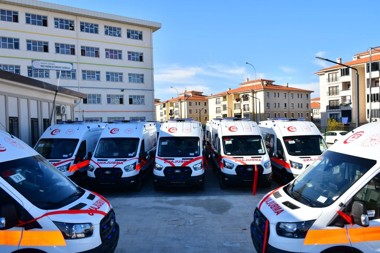 Sağlık Bakanlığı Gaziantep’e 16 tam donanımlı ambulans tahsis etti