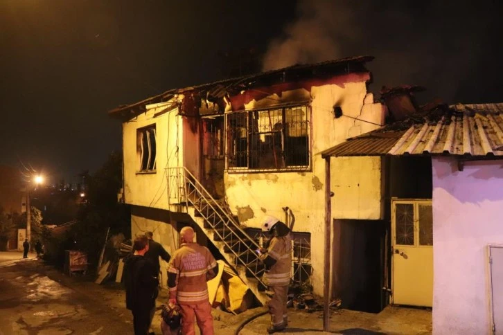 Şarj aletinden çıkan yangın evi küle çevirdi
