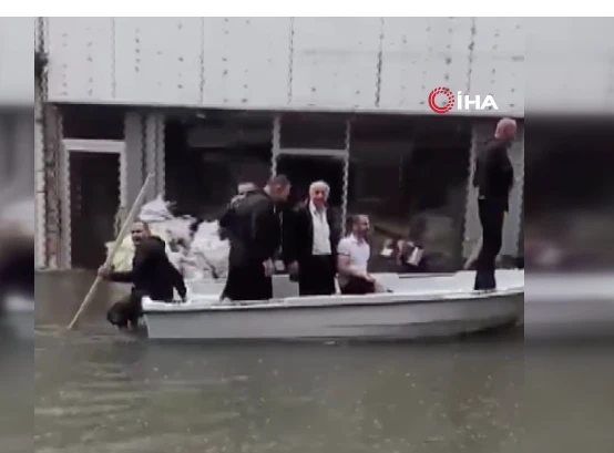 Sel vuran sanayide kayıkla gezenler gündem oldu