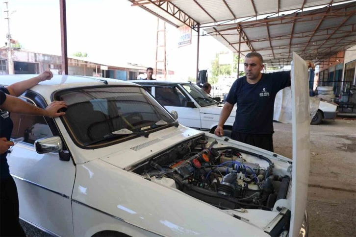 Sıcağa dayanamayan vatandaşlar eski araçlarına klima sistemi taktırıyor