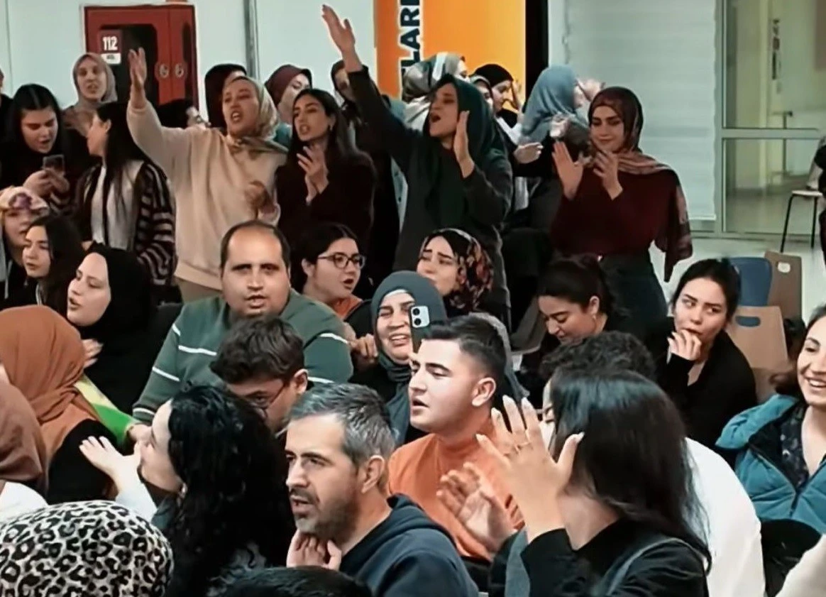 Sınırdan Sesler Korosu Kilis Kız Yurdu&rsquo;nda &Ouml;ğrencilere Unutulmaz Bir Gece Yaşattı