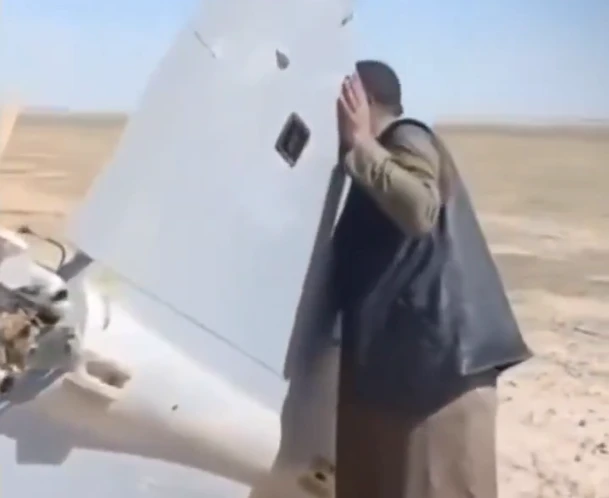 Siviller d&uuml;şen İran İHA&rsquo;sını araca y&uuml;kleyip g&ouml;t&uuml;rd&uuml;