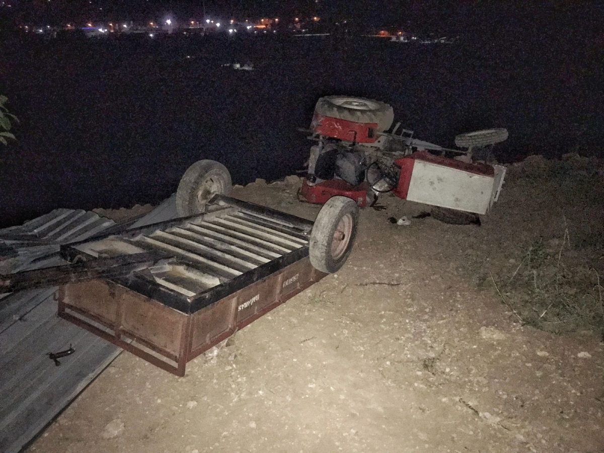 Devrilen traktörün altında hayatını kaybetti