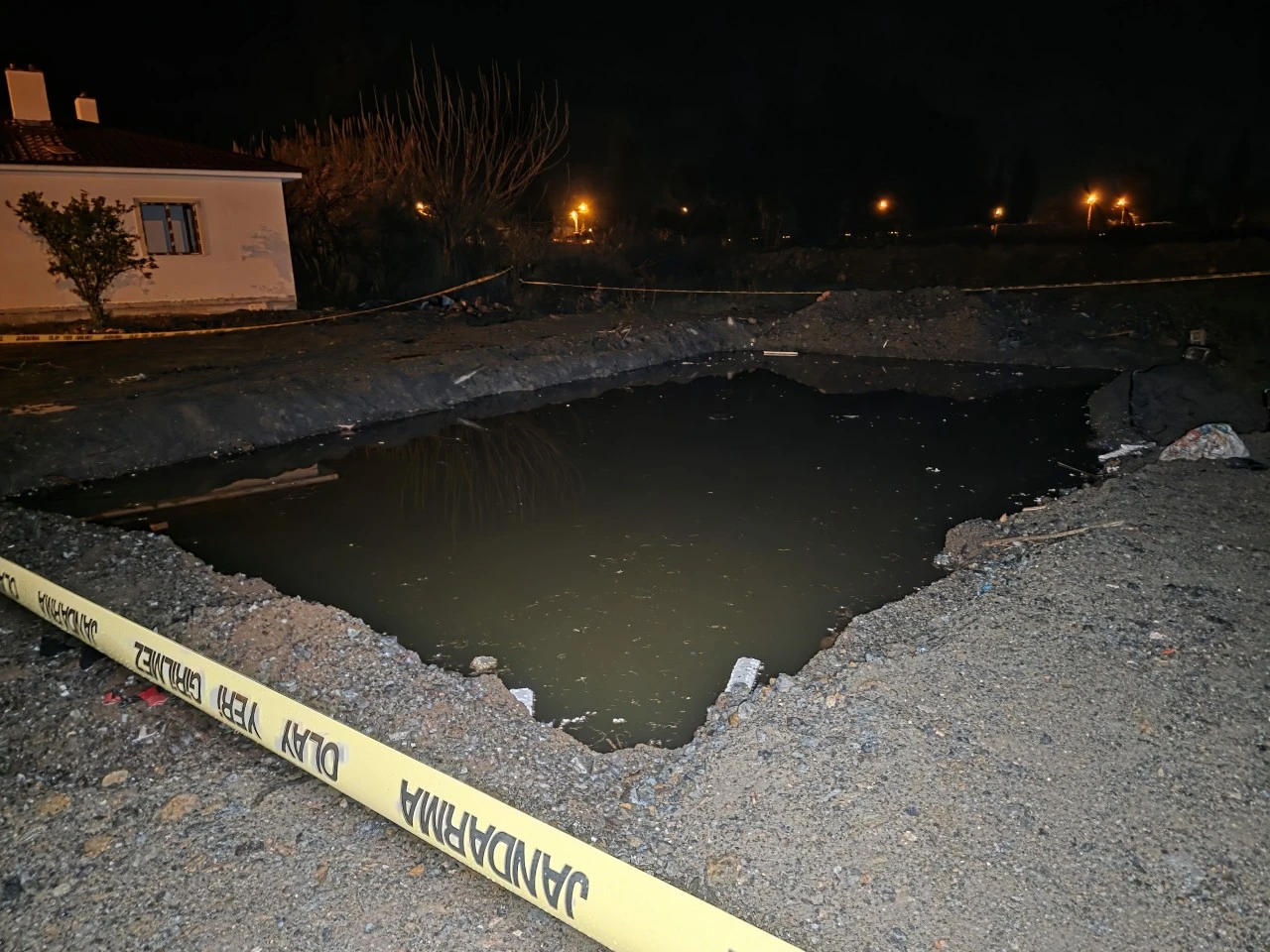 Su dolu temel &ccedil;ukuruna d&uuml;şen 2 kardeş &ouml;ld&uuml;