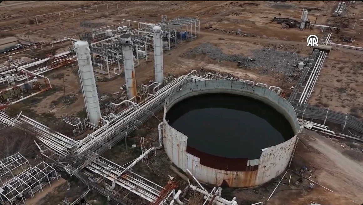 Suriye'nin en b&uuml;y&uuml;k petrol sahası havadan g&ouml;r&uuml;nt&uuml;ledi
