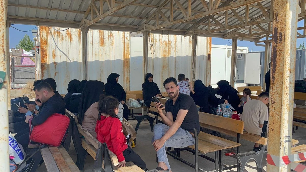 Suriyeliler okulların kapanmasını beklemeden ülkelerine dönüyor