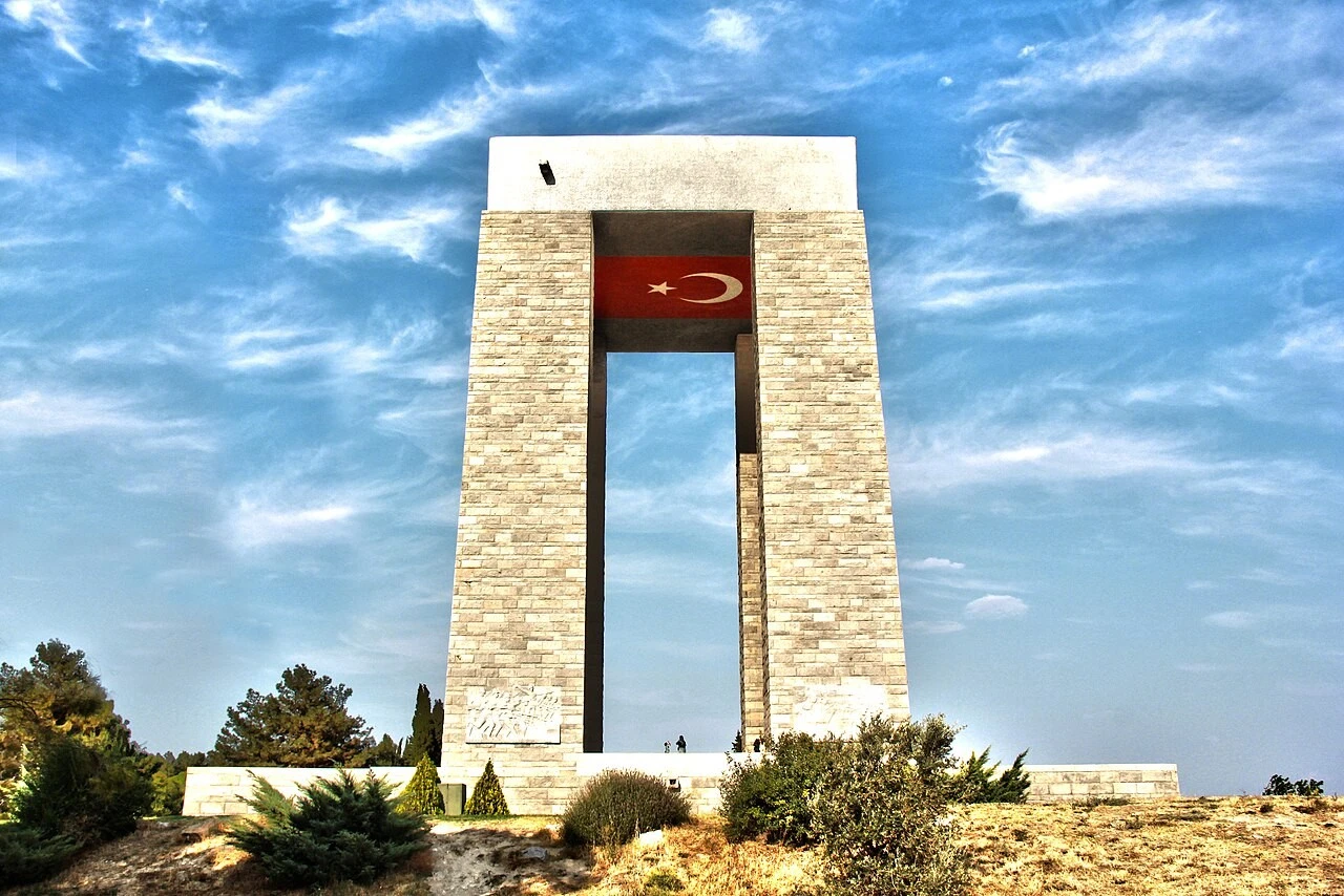 Tarihte Bug&uuml;n: &Ccedil;anakkale Şehitleri Anıtı A&ccedil;ıldı