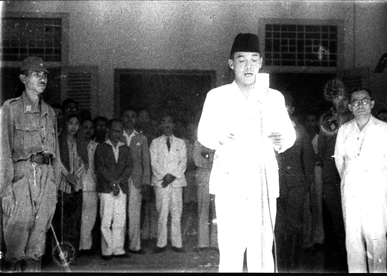 Tarihte Bug&uuml;n: Sukarno ve Muhammed Hatta Endonezya'nın Bağımsızlığını İlan Etti