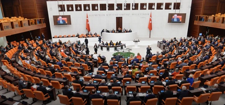 Evlenecek çiftlere 2 yıl ödemesiz kredi öngören teklif kabul edildi