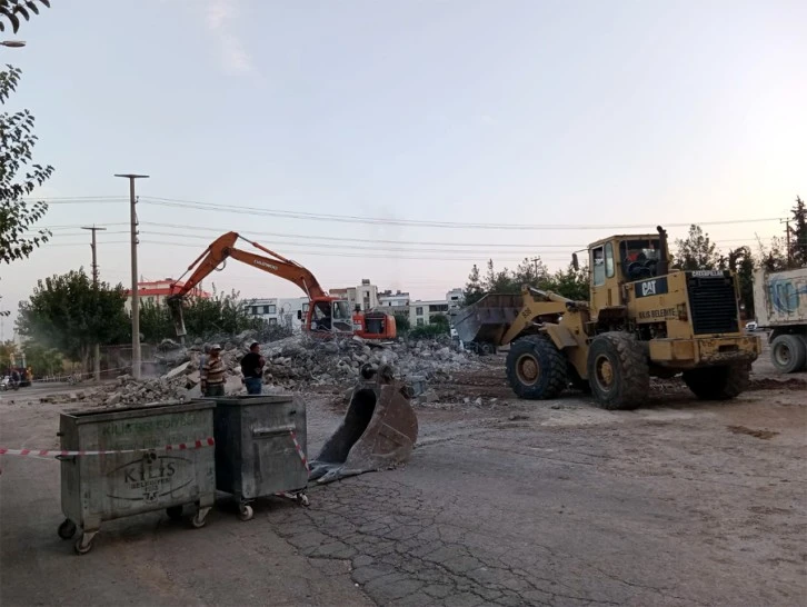Tehlike arz eden eski zeytinyağı fabrikası yıkıldı