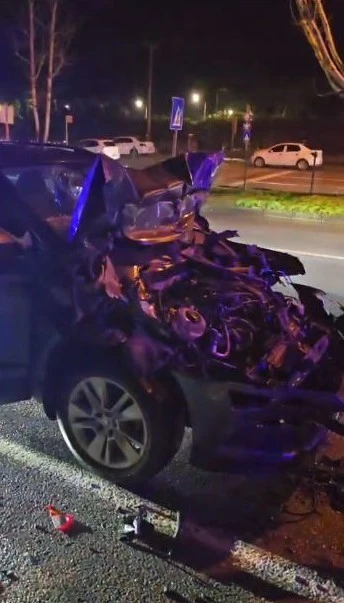 Temizlik aracına &ccedil;arpan otomobil hurdaya d&ouml;nd&uuml;