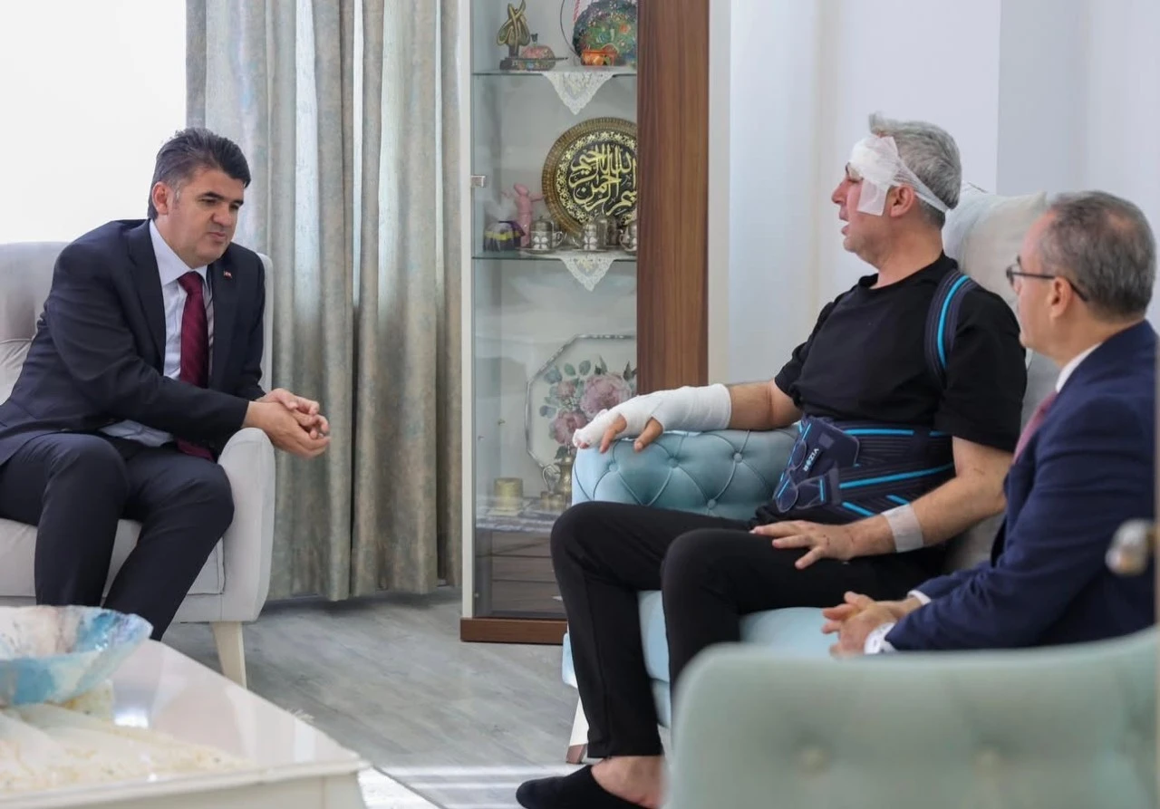 Trafik Kazasında Yaralanan Mustafa D&uuml;ndar&rsquo;a Ge&ccedil;miş Olsun Ziyareti
