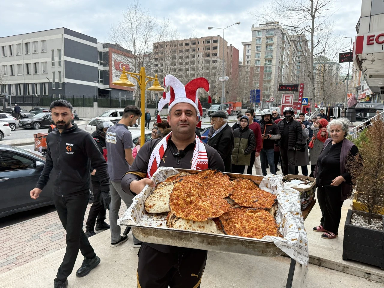 ''T&uuml;rkiye - Romanya Ma&ccedil;ını kazanırsak Lahmacun dağıtacağım''