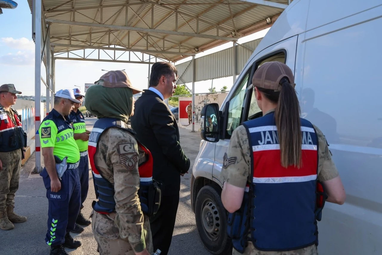Vali Kalaylı&rsquo;ndan Bayram Yolcularına &Ccedil;ikolatalı Uyarı