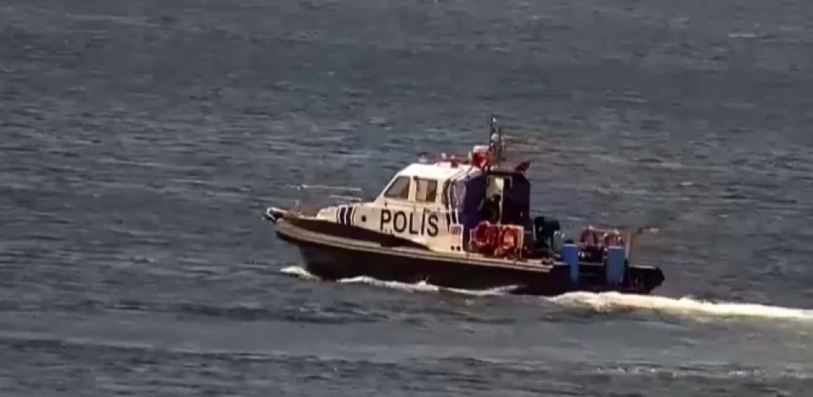 Y&uuml;zme bahanesiyle 5 yaşındaki oğlunu denize attı