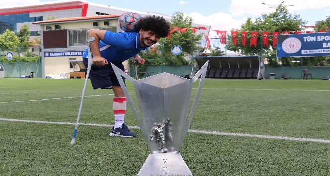 AYAĞINI KAYBETTİ AMA FUTBOL TUTKUSUNDAN VAZGEÇMEDİ