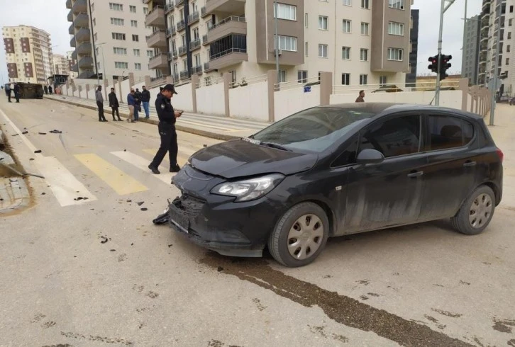 GAZİANTEP'TE OTOMOBİLLE ÇARPIŞAN MİNİBÜS DEVRİLDİ; 4 YARALI