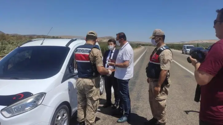 JANDARMA KONTROL NOKTASINDA AŞURE DAĞITILDI