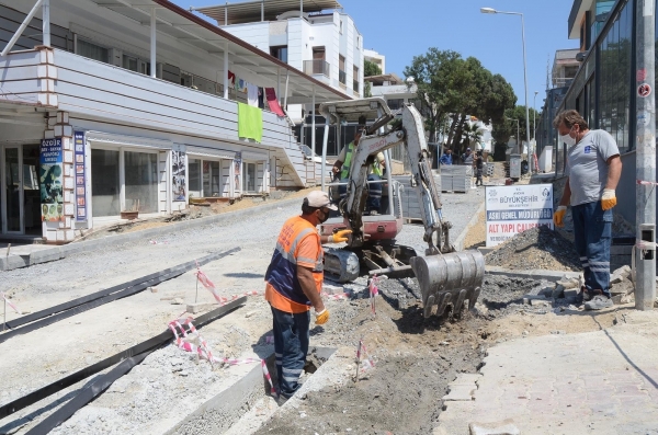 Kuşadası’nın denize çıkan sokakları yenileniyor