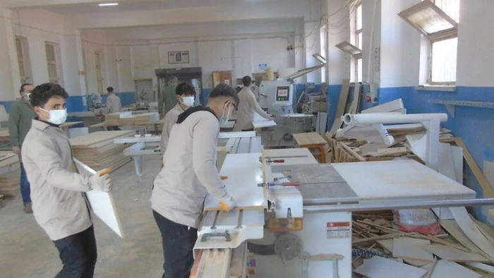 Prefabrik binada üretime devam ediyor