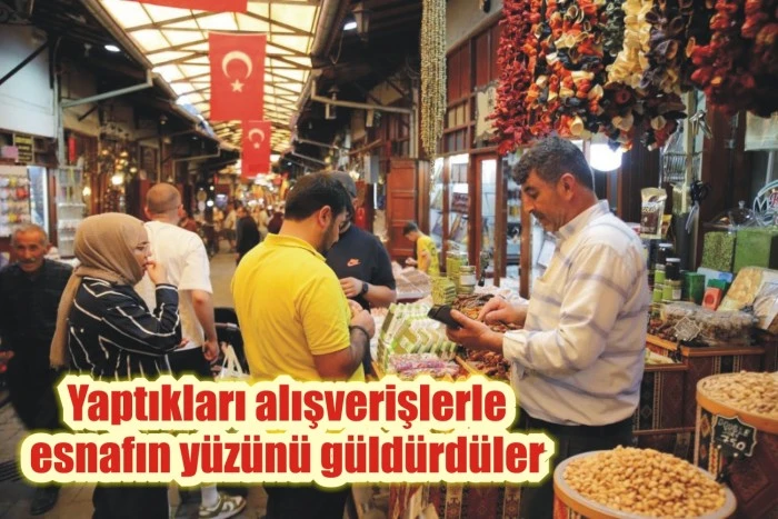 Yaptıkları alışverişlerle esnafın yüzünü güldürdüler