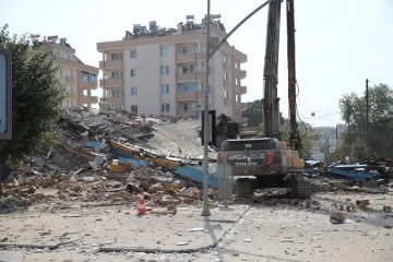 12 katlı bina yıkım sırasında çöktü