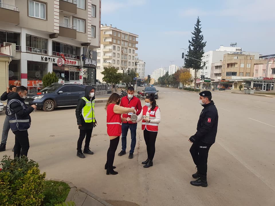 KIZILAY'DAN SOĞUK HAVADA POLİSLERE SICAK ÇAY