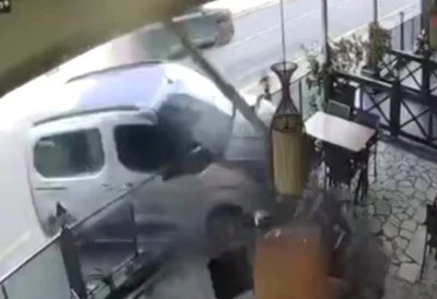 15 Yaşındaki Sürücü Dükkana Girdi, Sonra kaçtı! Böyle kovaladılar!