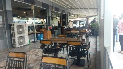 15 yaşındaki sürücü iş yerine daldı: 1 yaralı