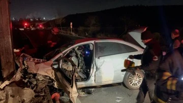 190 kilometre hızla direğe çarpan otomobilin sürücüsü hayatını kaybetti