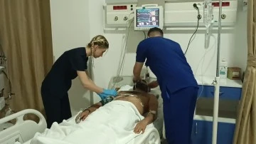 20 kişiyle doktor ve görevlileri darbettiler