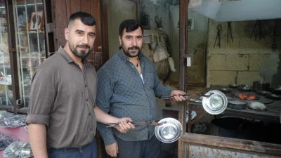 3'üncü kuşak kalaycı ikizler, mesleği yaşatıyor