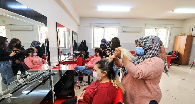 EV KADINLARI İLE GEMÇ KIZLAR MESLEK SAHİBİ OLUYOR