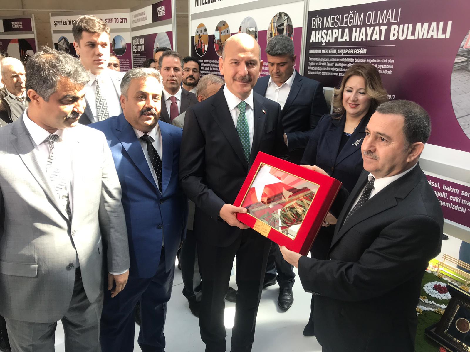 “UMUDUM MESLEĞİM AHŞAP GELECEĞİM” MANSİYON ÖDÜLÜNÜ SOYLU, RAMAZAN SÜMER’E VERDİ