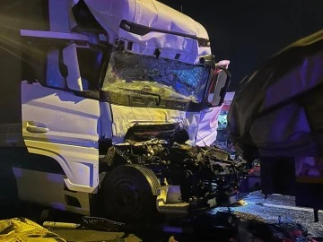 4 tır çarpıştı: 1 ölü, 3 yaralı