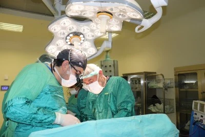 45 yaşındaki kadının karnından 15 kilo 800 gram tümör çıkarıldı