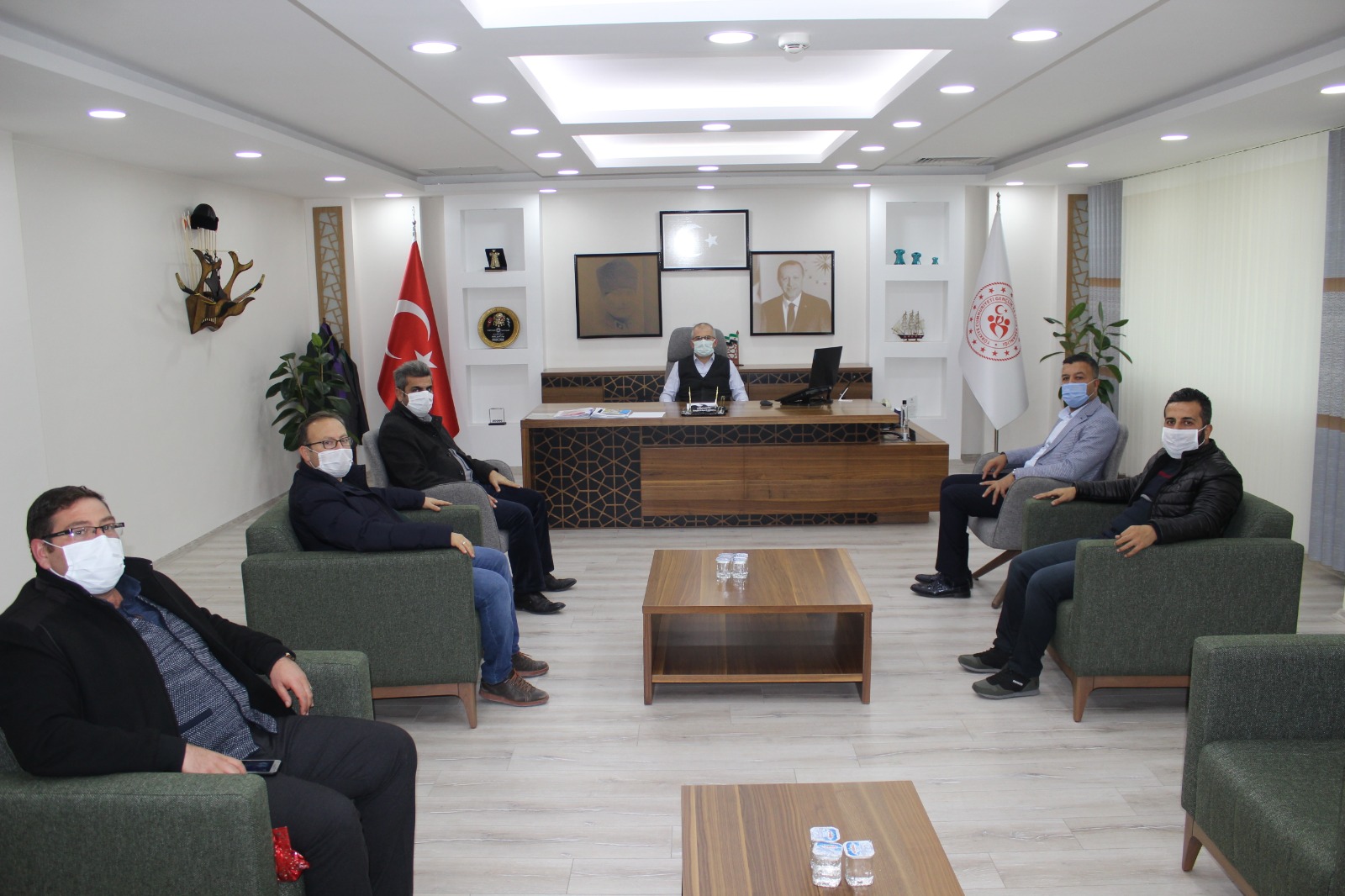 GENÇLİK SPOR MÜDÜRÜ YETİM'E KİLİS BELEDİYESPOR FORMASI