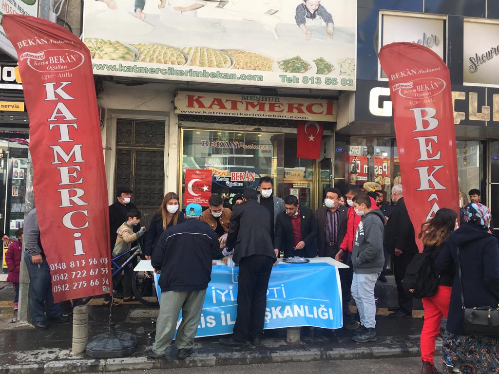 İYİ PARTİ'DEN ÇANAKKALE ŞEHİTLERİ İÇİN LOKMA TATLI