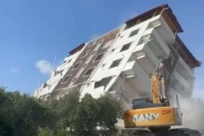 7 katlı bina yerle bir oldu
