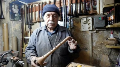 70 yaşındaki usta, 60 yıldır geleneksel yöntemlerle zurna üretiyor