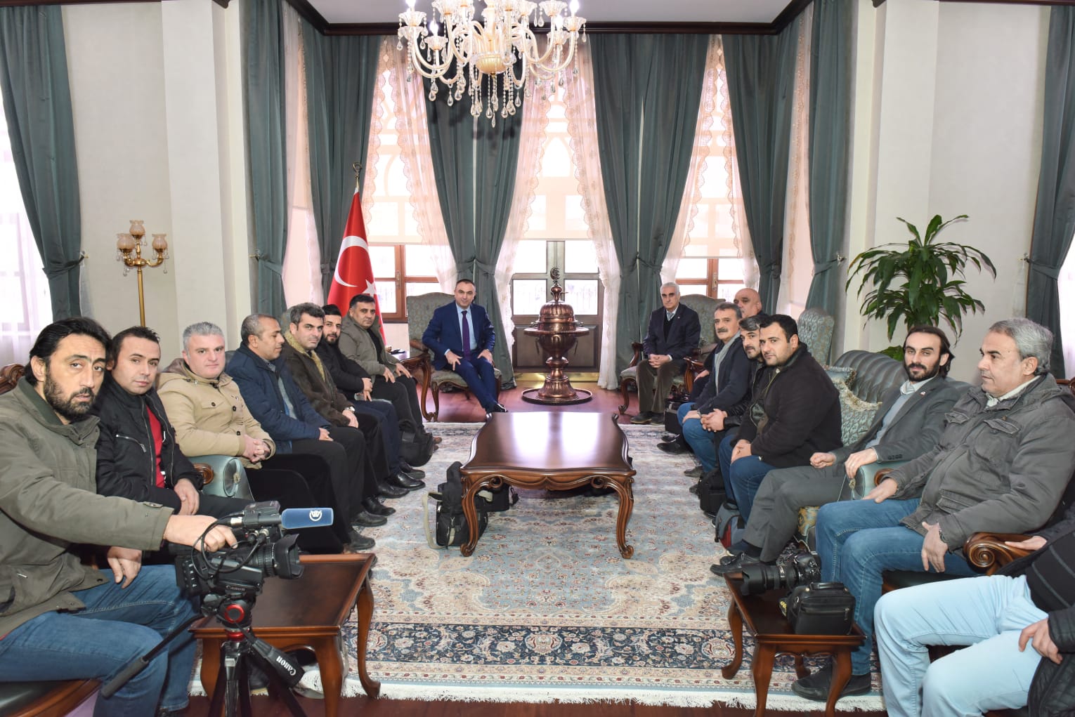 VALİ SOYTÜRK ÇALIŞAN GAZETECİLER GÜNÜNDE GAZETECİLERİ UNUTMADI!