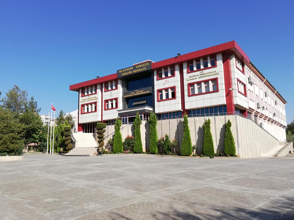 KÜTÜPHANEMİZ GELİŞEN TEKNOLOJİYE AYAK UYDURARAK HİZMET VERİYOR