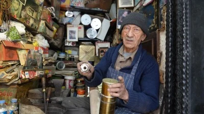 86 yaşındaki teneke ustası, 66 yıldır mesleğini icra ediyor