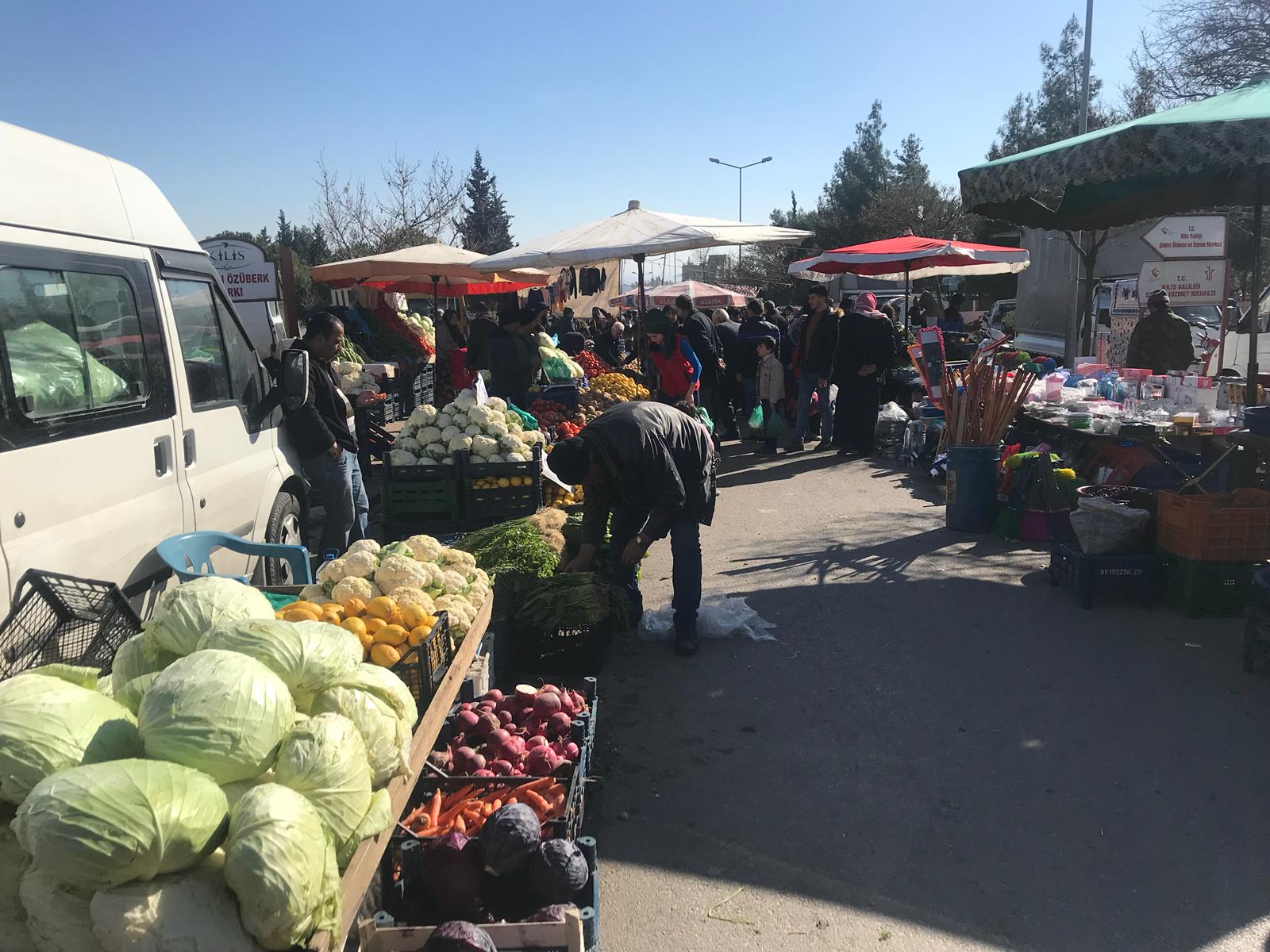 VATANDAŞLAR ALIŞ VERİŞ İÇİN PAZARLARA AKIN EDİYOR