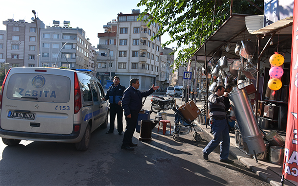 ZABITA YOL VE KALDIRIM İŞGALİNE GEÇİT VERMİYOR!