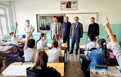 Açıkgöz, Nihat Başoğlu Ortaokulu’nda incelemelerde bulundu