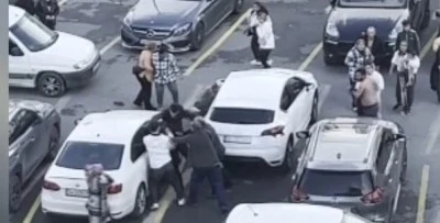 Adalet Sarayı önünde husumetli 2 ailenin kavgası kamerada